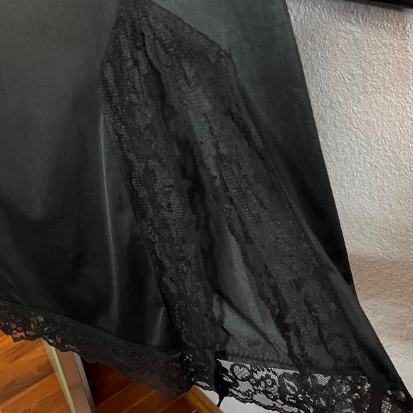 VTG Black Half Slip - Maxi Lace Trimmed
Sz M - Picture 2 of 8